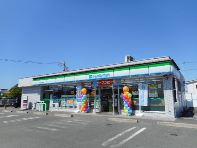 近くのファミリーマート浜松寺脇店まで500m（徒歩7分）