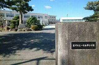 近くの一宮西部小学校まで500m(徒歩7分)