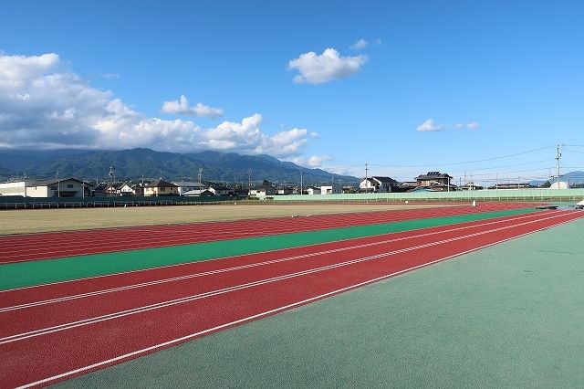 近くの松尾総合運動場まで300m（徒歩4分）
