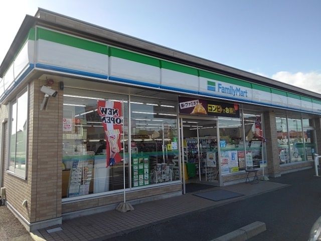 近くのファミリーマート柳津町丸野店まで750m（徒歩10分）