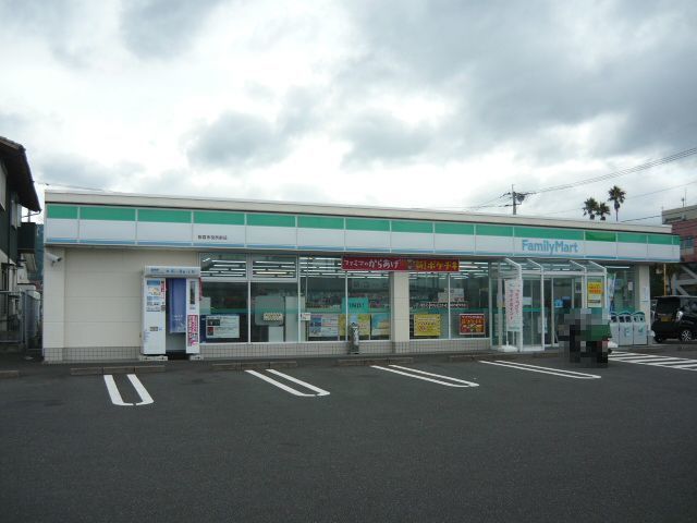 近くのファミリーマート指宿市役所前店まで300m（徒歩4分）