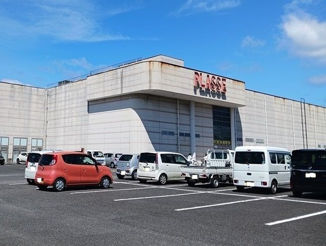 近くのプラッセだいわ指宿店まで700m（徒歩9分）