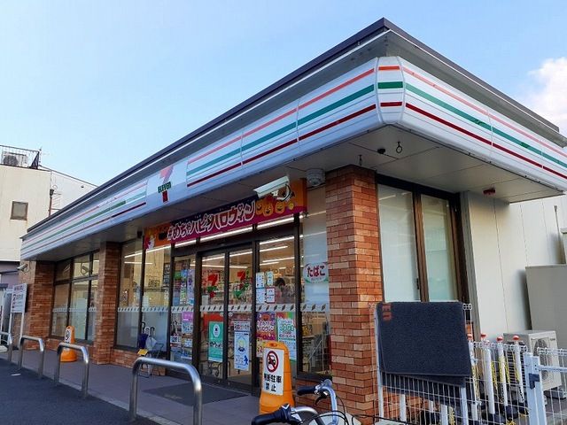 近くのコンビニまで64m（徒歩1分）