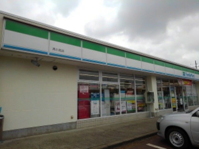 近くのファミリーマート燕小高店まで850m（徒歩11分）