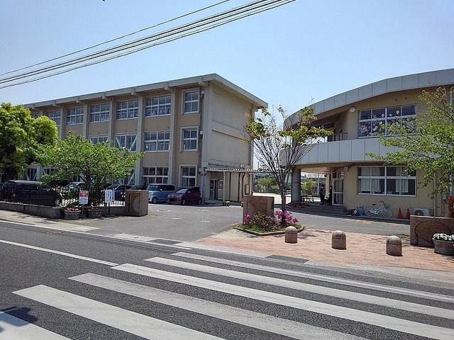 近くの中津市立小楠小学校まで900m(徒歩12分)