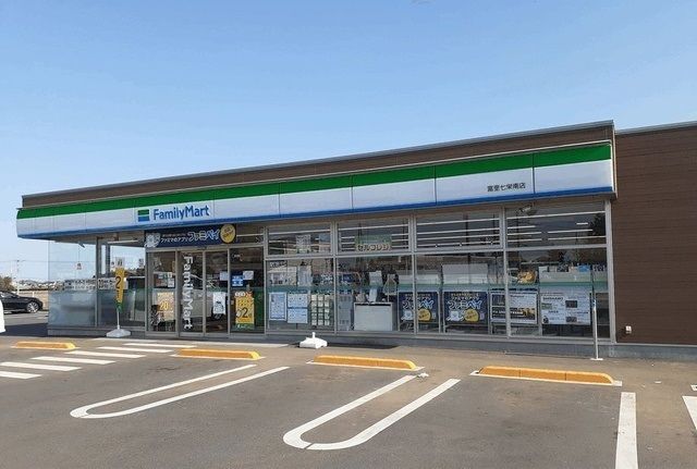 近くのファミリーマートまで450m（徒歩6分）