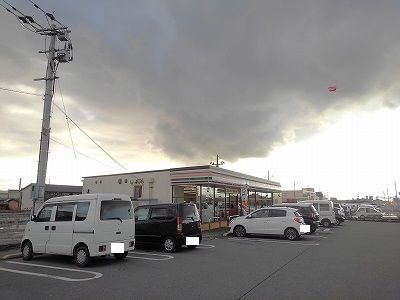 近くのコンビニまで730m（徒歩10分）