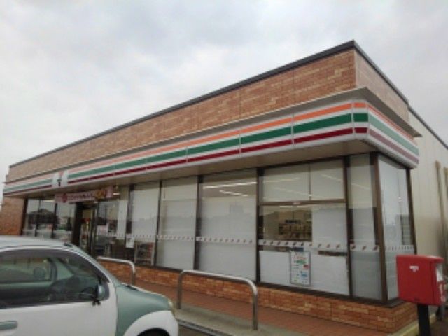 近くのセブンイレブン三条月岡店まで1,400m（徒歩18分）