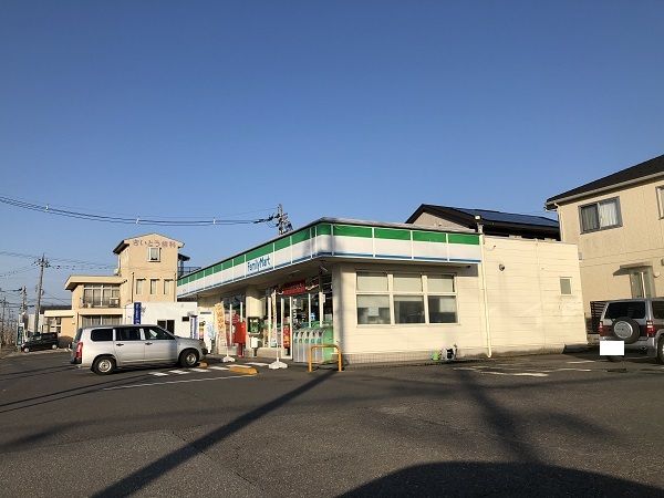 近くのファミリーマートまで750m（徒歩10分）