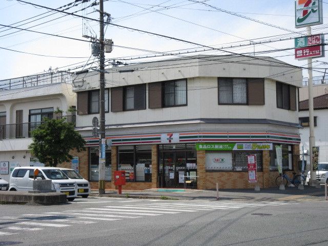 近くのコンビニまで600m（徒歩8分）