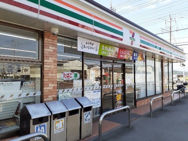 近くのセブンイレブン吉井長根店まで750m（徒歩10分）