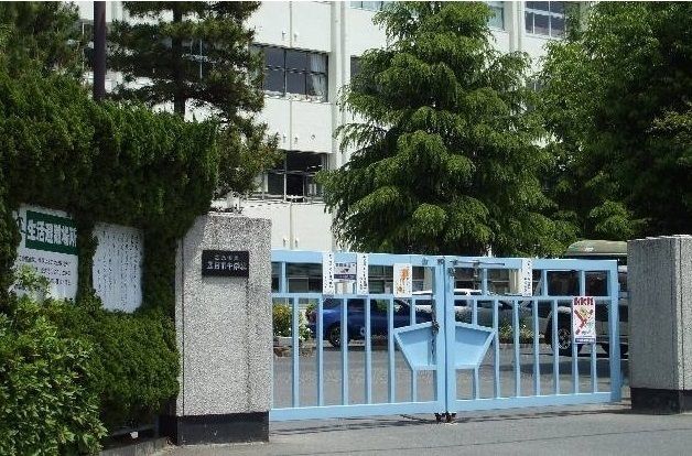 近くの五日市中学校まで1,400m(徒歩18分)