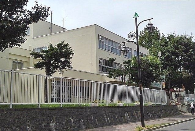 近くの琴似小学校まで600m（徒歩8分）
