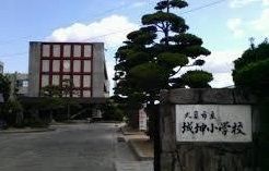 近くの丸亀市立城坤小学校まで1,400m（徒歩18分）
