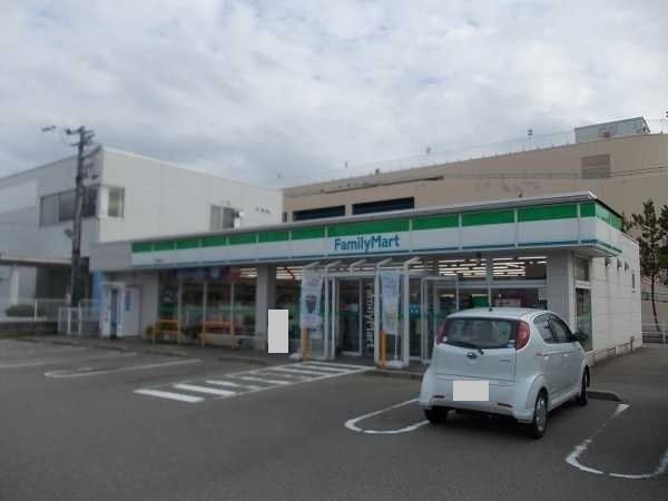 近くのファミリーマートまで500m（徒歩7分）