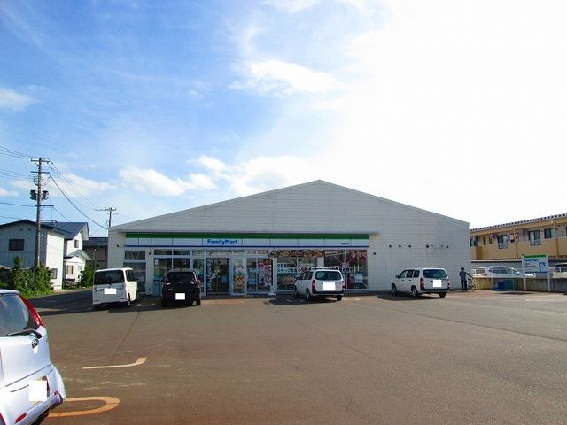 近くのファミリーマート高畠駅前店まで1,200m（徒歩15分）