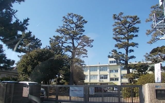 近くの鈴鹿市立白子小学校まで350m（徒歩5分）
