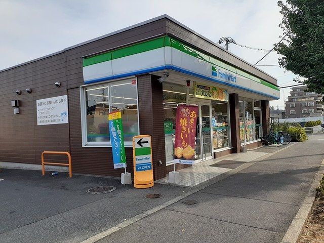 近くのファミリーマートまで282m（徒歩4分）