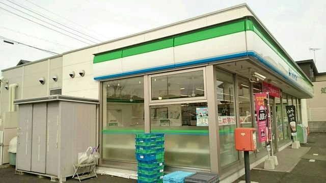 近くのファミリーマートまで700m（徒歩9分）
