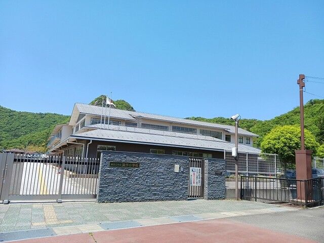 近くの箕作小学校様まで760m（徒歩10分）