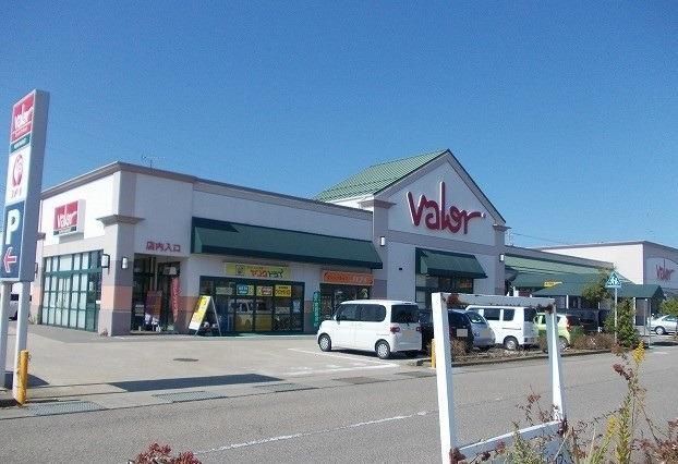 近くのバロー羽咋店まで1,100m（徒歩14分）