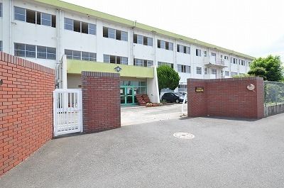 近くの木屋瀬小学校まで1,300m（徒歩17分）