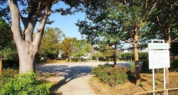 近くの公園まで850m（徒歩11分）