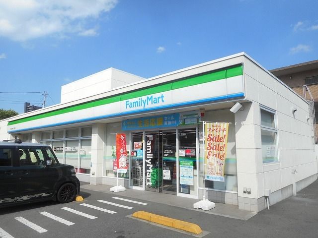 近くのファミリーマートまで100m（徒歩2分）