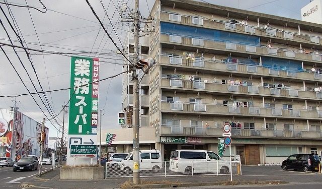 近くのスーパーまで1,100m（徒歩14分）