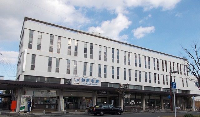 近くの近鉄鈴鹿線鈴鹿市駅まで1,000m(徒歩13分)