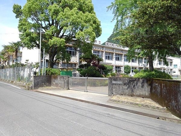 近くの国分南小学校まで640m（徒歩8分）