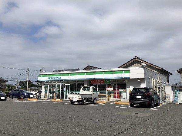 近くのファミリーマート村国４丁目店まで1,300m（徒歩17分）