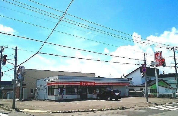 近くのセイコーマート美唄東五条店まで450m（徒歩6分）