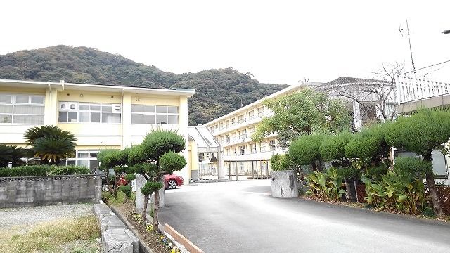 近くの津久見小学校まで1,100m(徒歩14分)