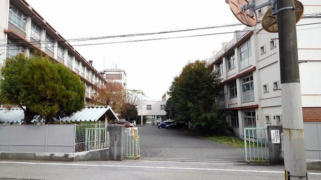 近くの津久見高校まで500m(徒歩7分)