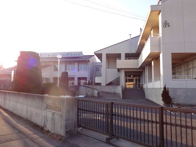 近くの平根小学校まで1,500m（徒歩19分）