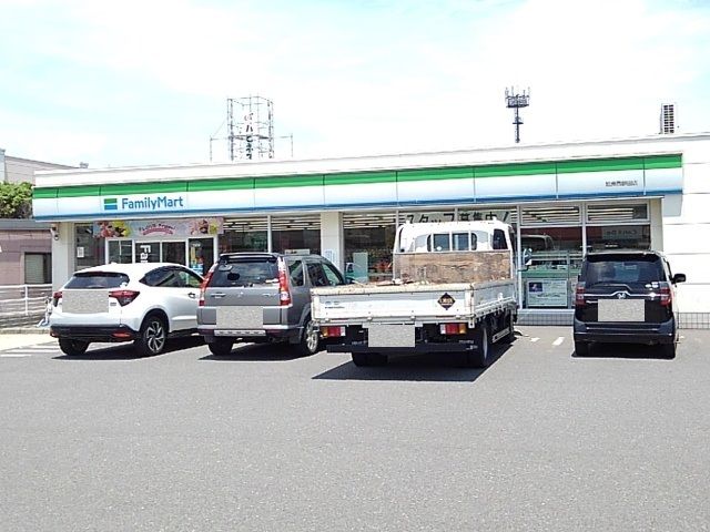 近くのファミリーマート姶良西餅田店まで400m(徒歩5分)