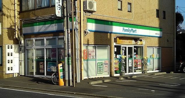 近くのファミリーマートまで113m（徒歩2分）