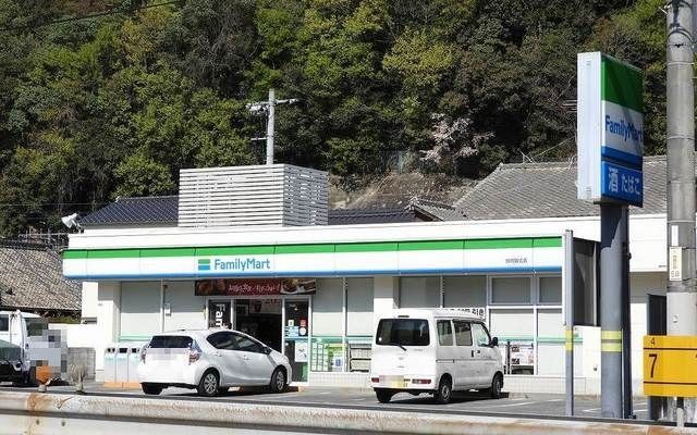 近くのファミリーマートまで50m（徒歩1分）