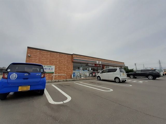 近くのセブンイレブン燕桜町店まで700m(徒歩9分)