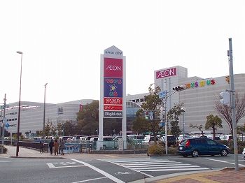 近くのリバーシティまで1,600m(徒歩20分)