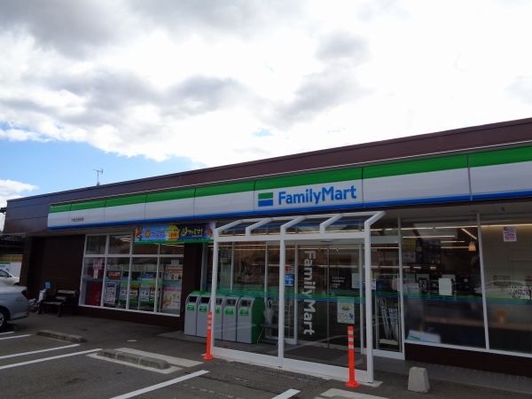 近くのファミリーマートまで850m（徒歩11分）