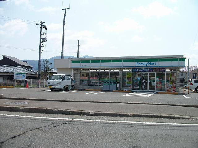 近くのコンビニまで550m（徒歩7分）