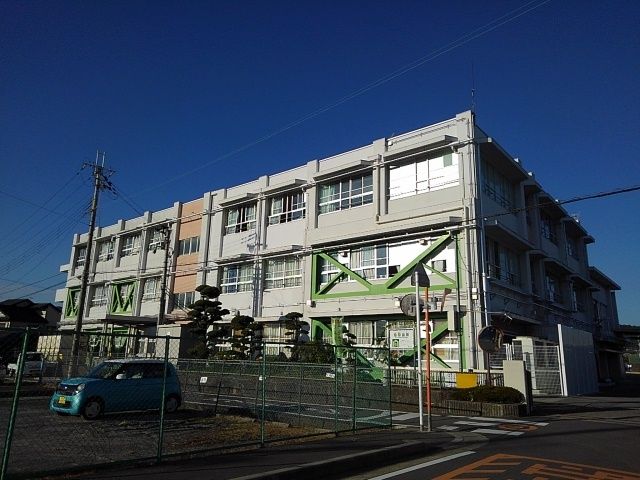近くの岩出市立山崎小学校様まで900m（徒歩12分）