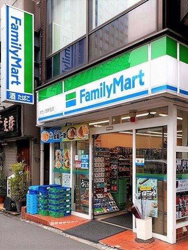 近くのファミリーマート タカノ西新宿まで83m(徒歩2分)