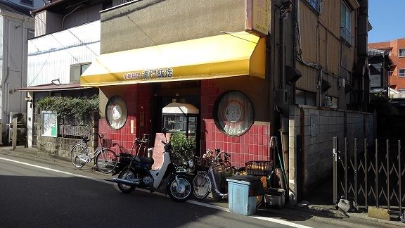 近くの飲食店まで300m（徒歩4分）
