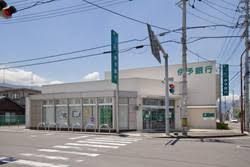 近くの伊予銀行金生支店まで1,100m（徒歩14分）