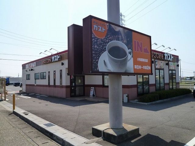 近くのガスト　小牧原新田店まで450m（徒歩6分）