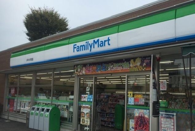 近くのファミリーマートまで450m(徒歩6分)