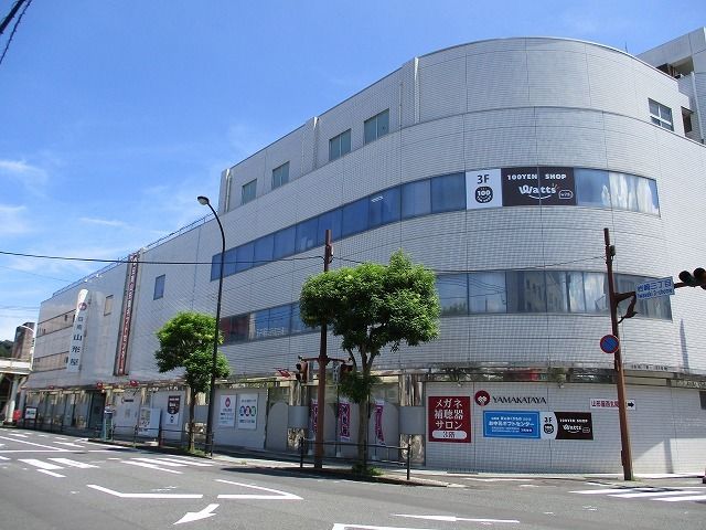 近くの日南山形屋まで600m（徒歩8分）